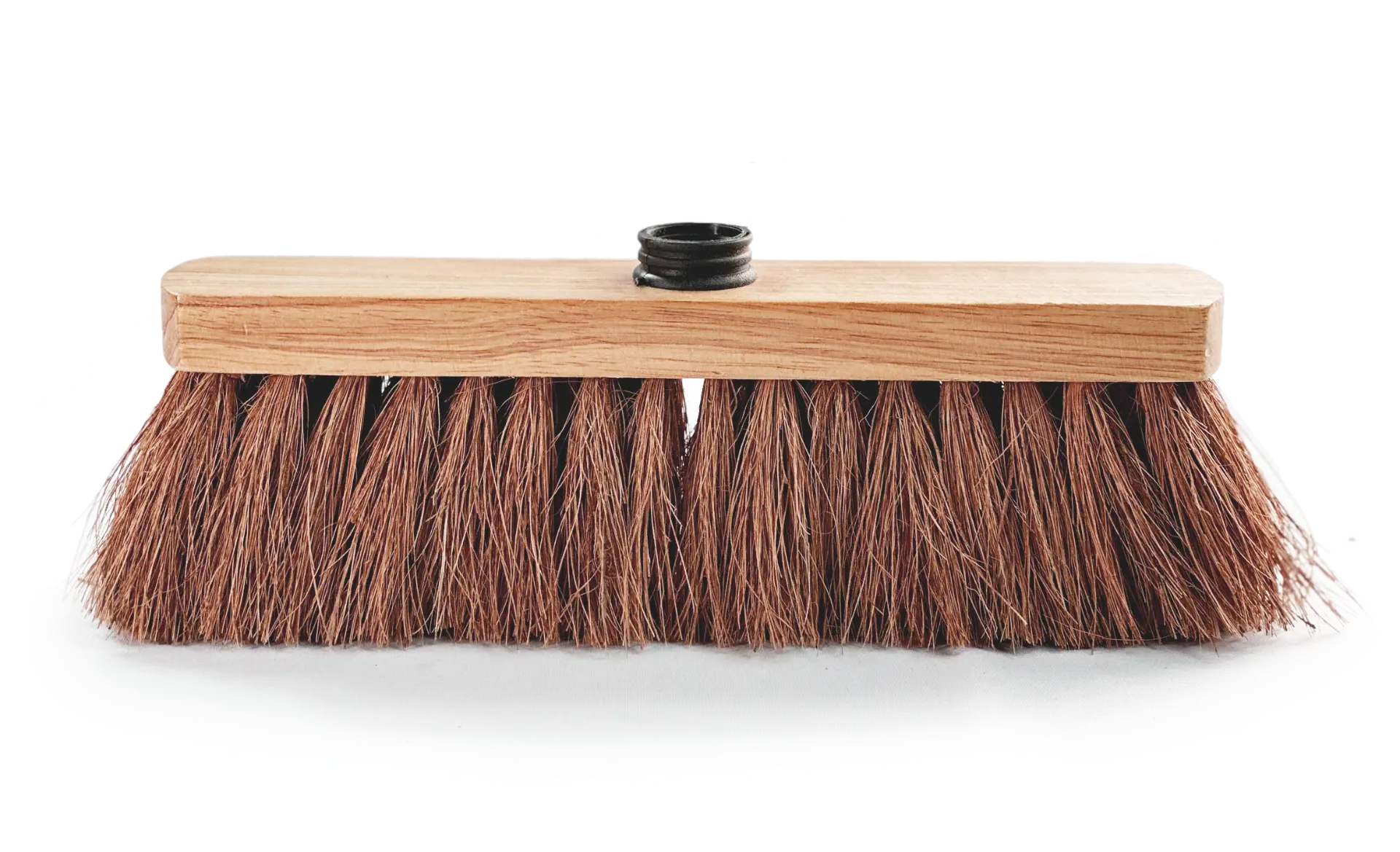 Besen mit braunen Naturfasern und Holzkörper