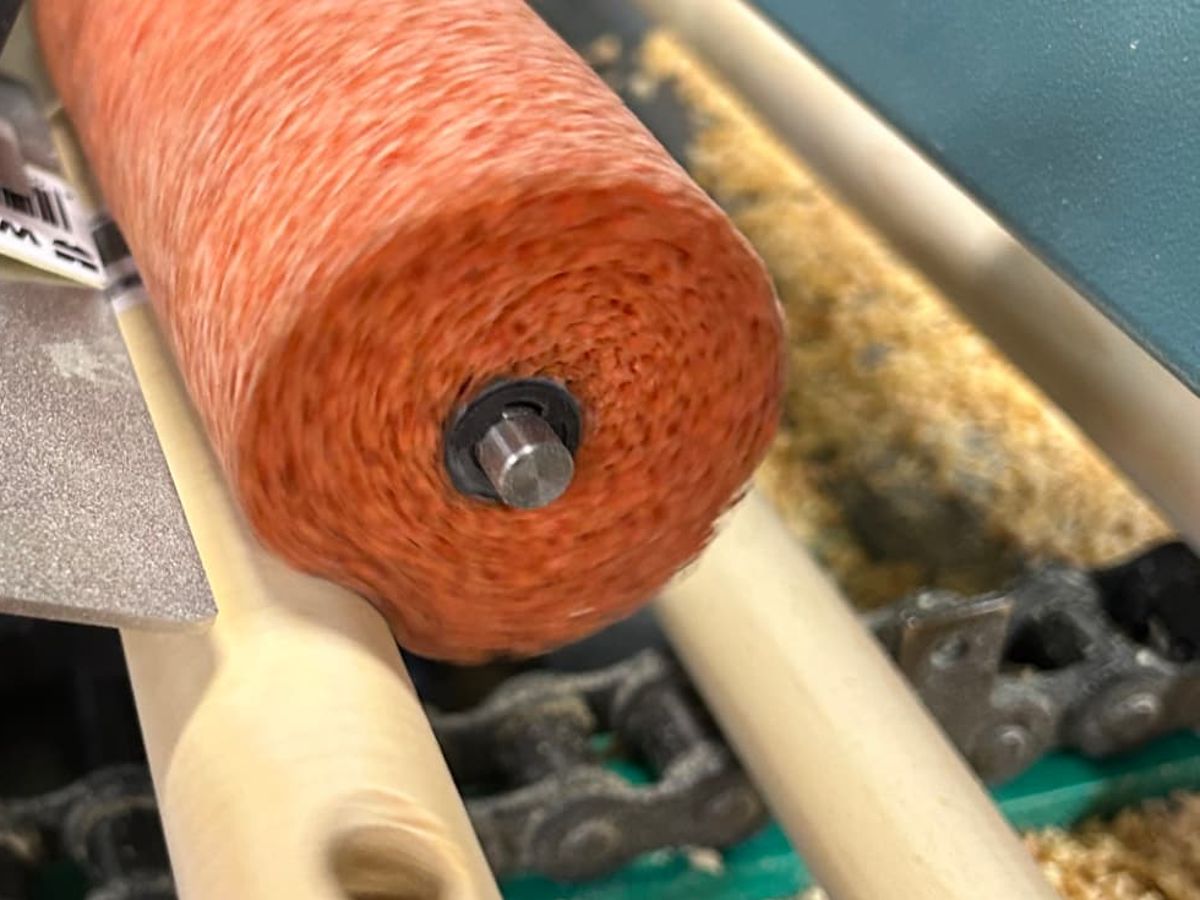 Rullo di etichettatura che applica etichette a manici forati