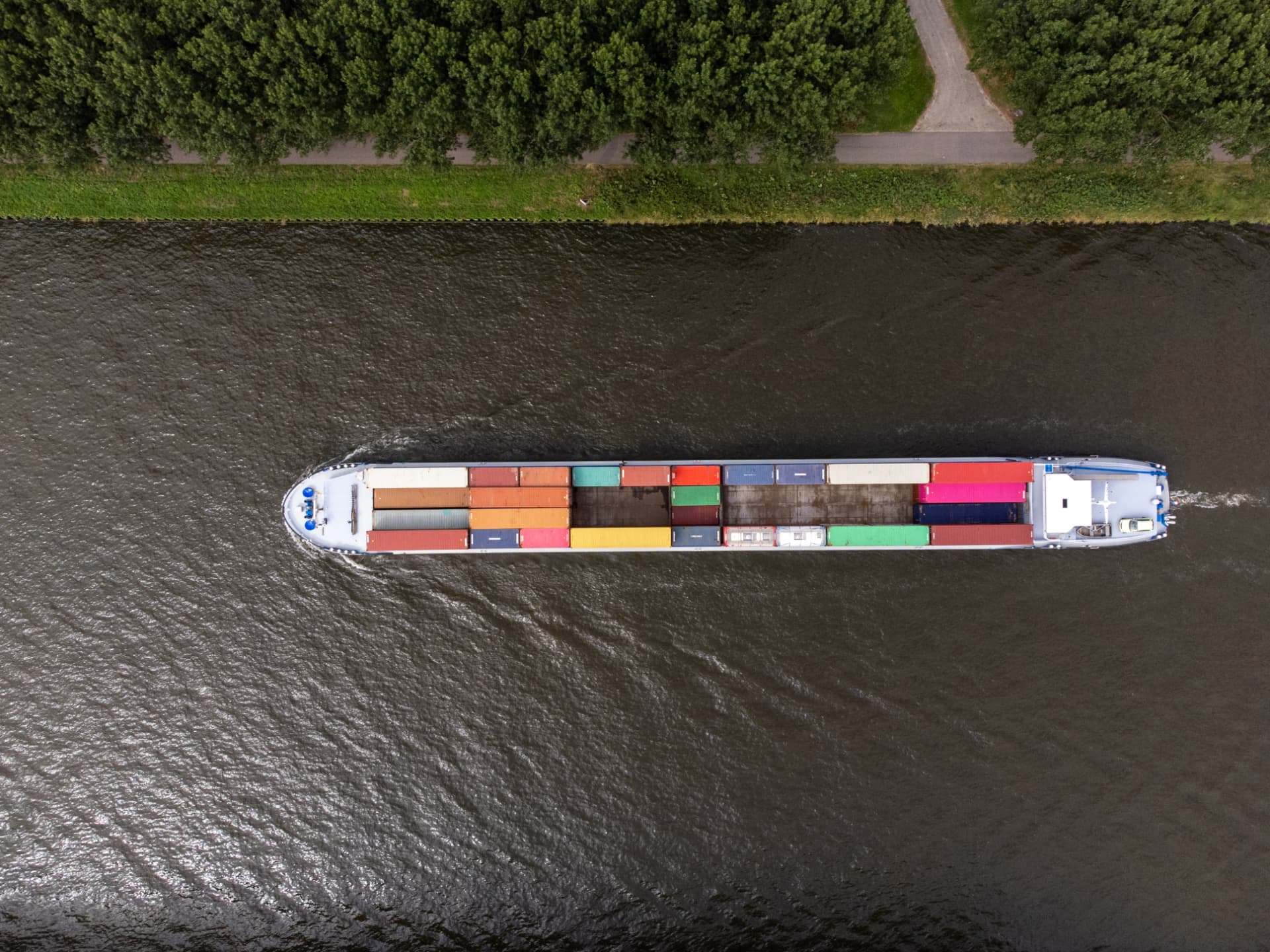 Containerschiff auf dem Rhein, das Güter statt auf der Strasse transportiert