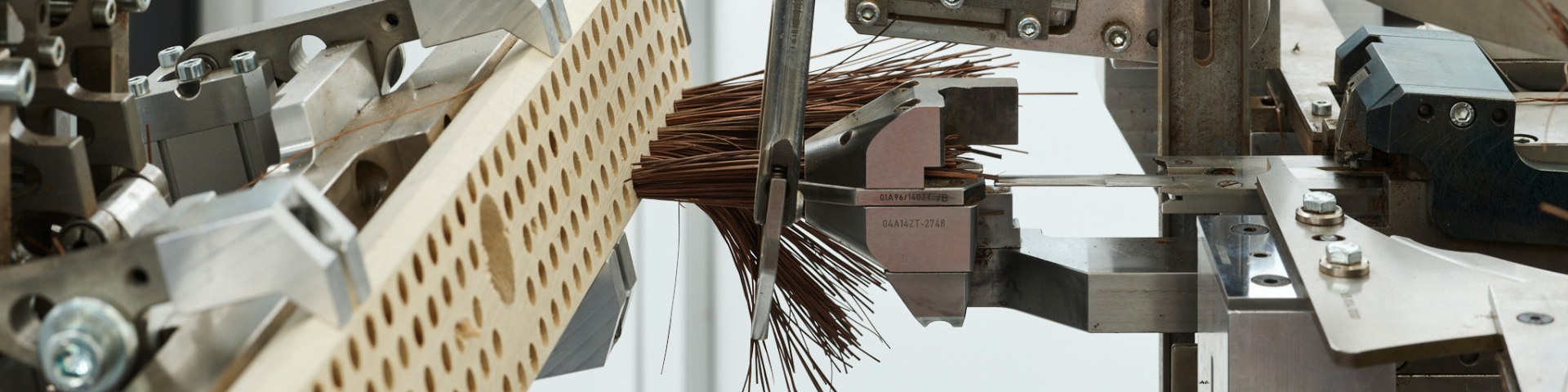 Macchina automatica che inserisce le setole in un blocco di legno forato