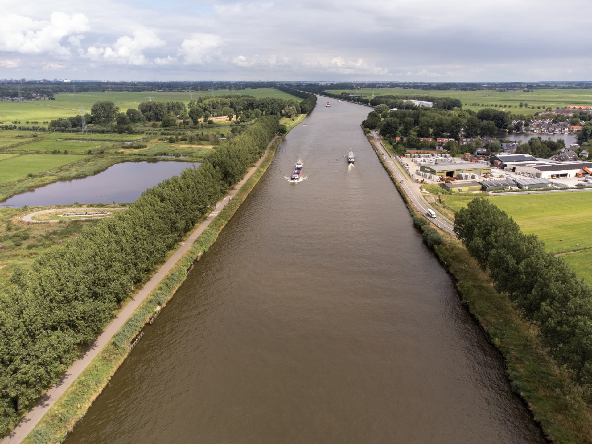 Vue aérienne du Rhin avec des bateaux de marchandises