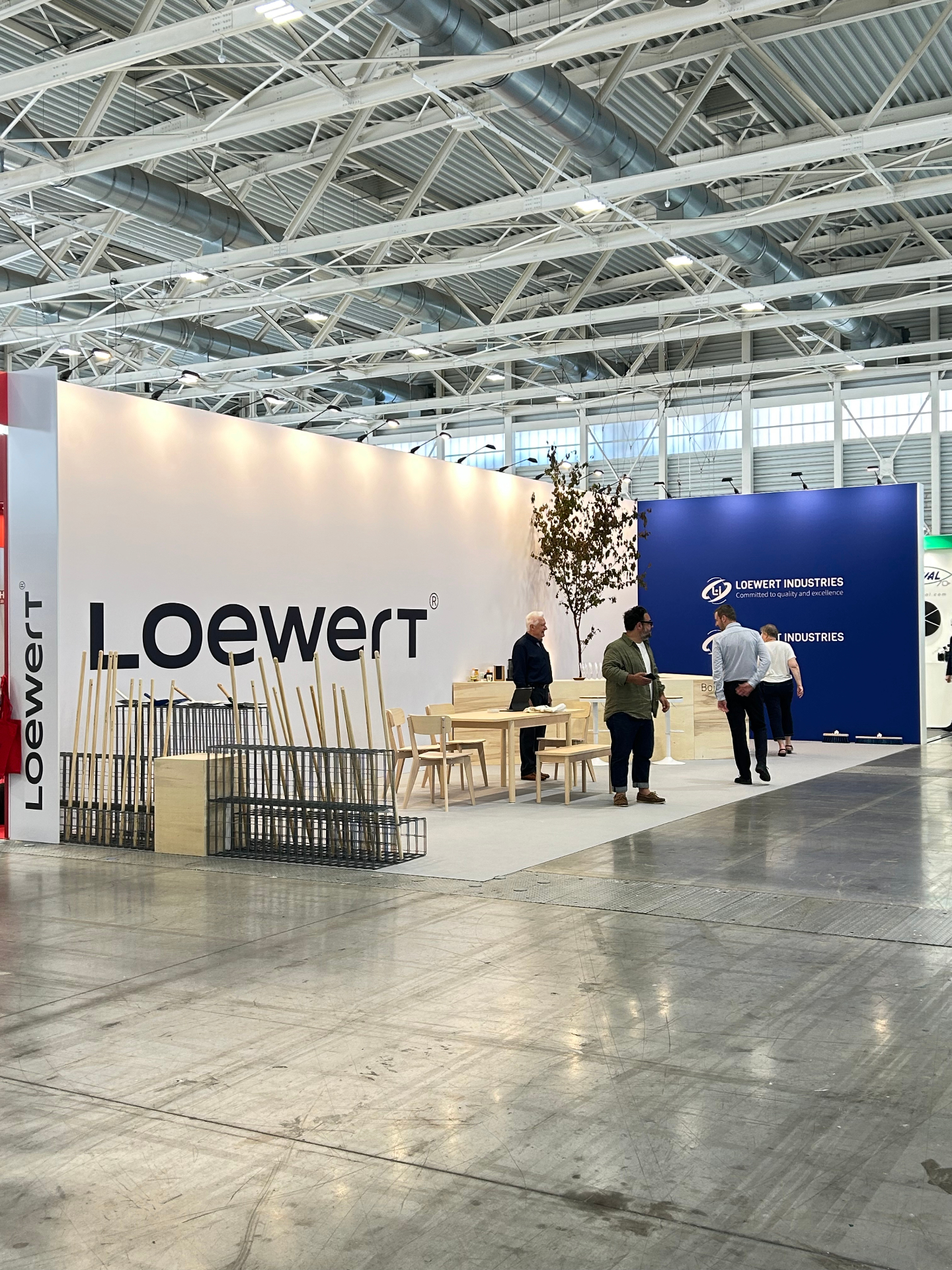 Messestand der Loewert Group mit Holzstielen und Bürstenwaren